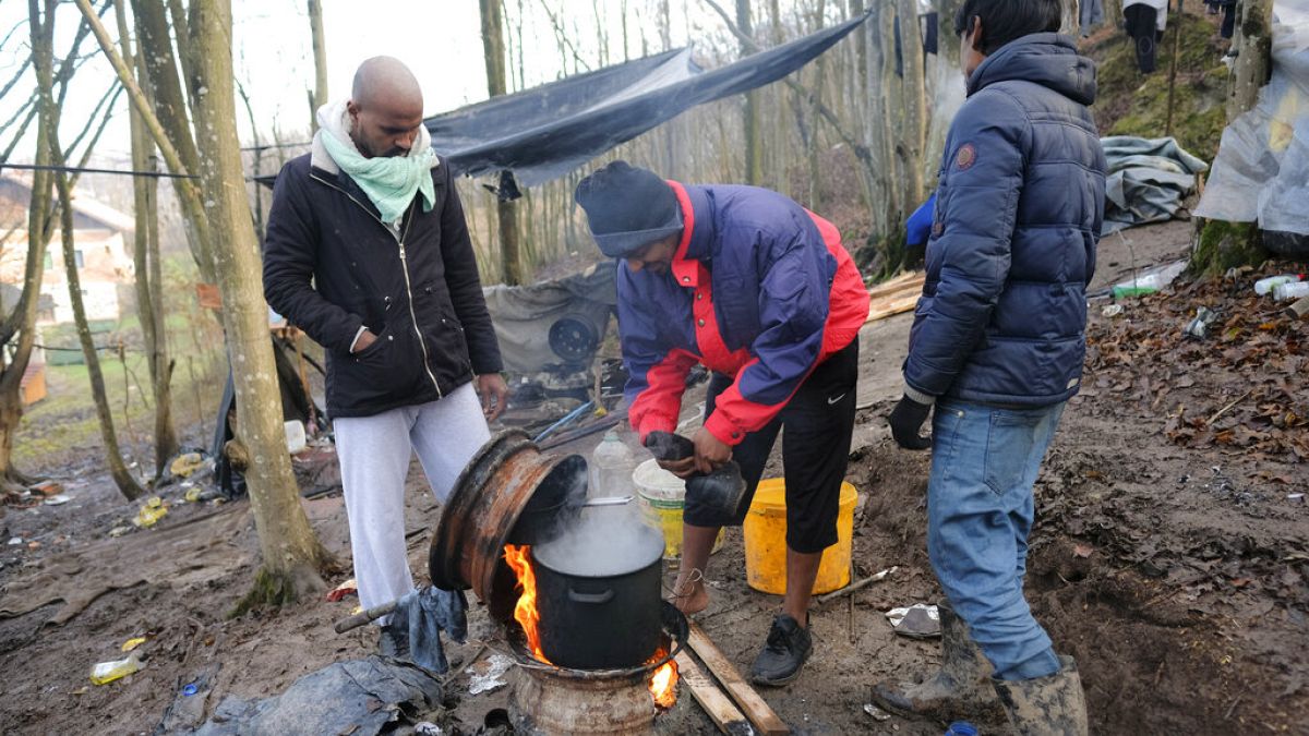 Μετανάστες προσπαθούν να μαγειρέψουν 