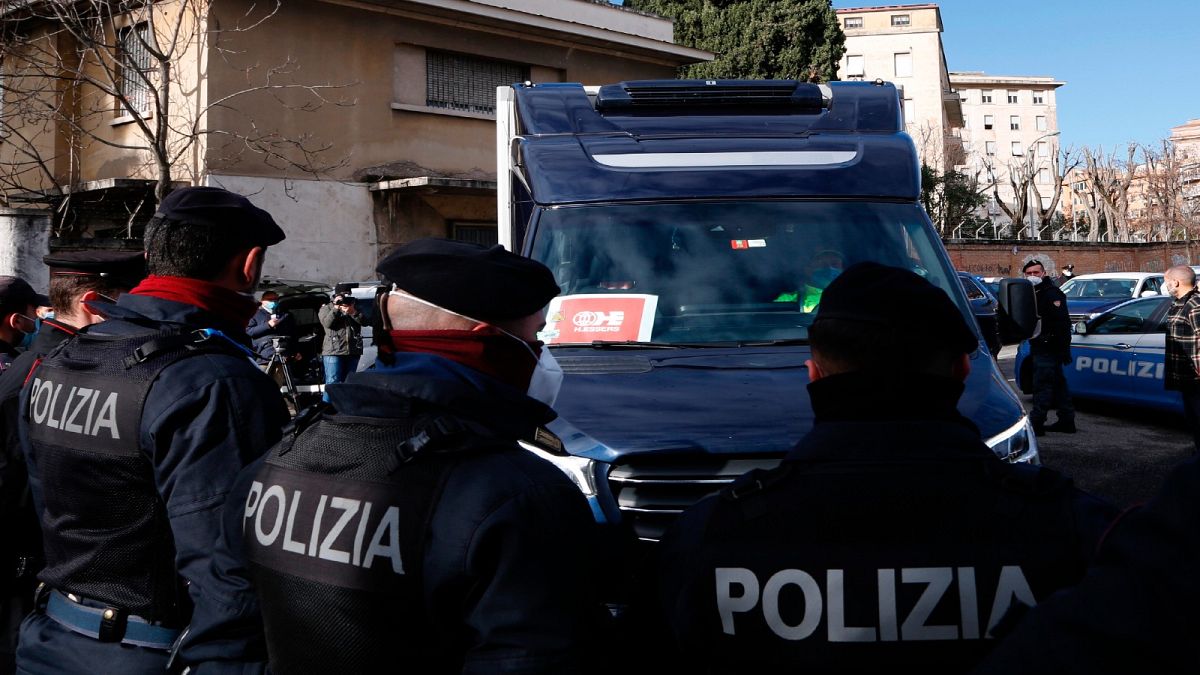 عناصر من الشرطة الإيطالية قرب مستشفى سبالانزاني/روما، السبت 26 ديسمبر 2020