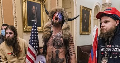 ¿Quién es Q-Shaman, el joven con cuernos que entró en el Capitolio? |  Euronews