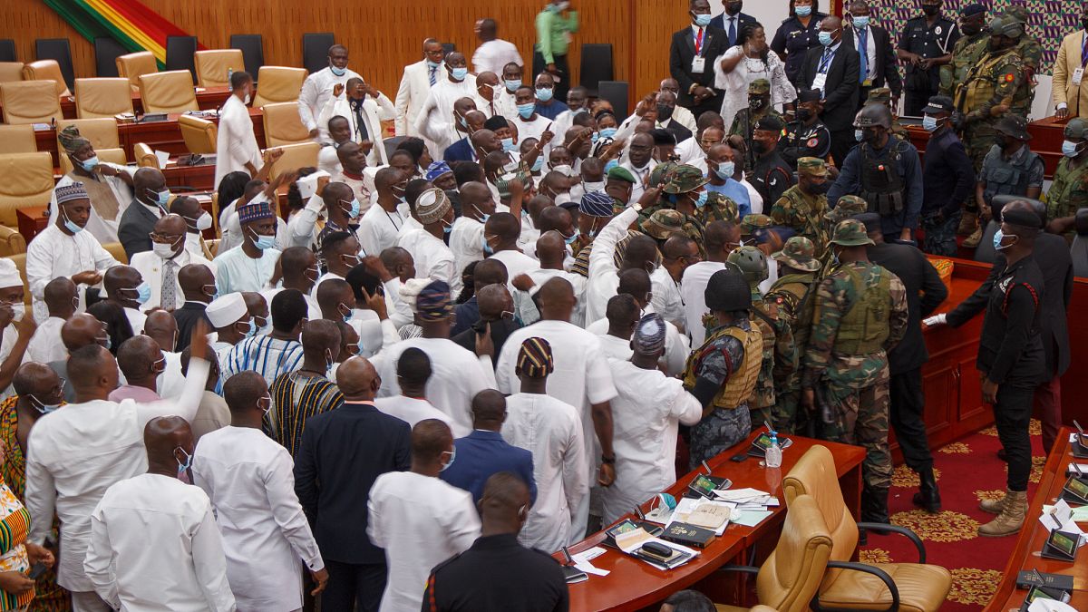 قوة من الجيش في برلمان غانا خلال صدامات بين أعضاء البرلمان في أكرا، غانا