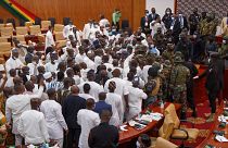 قوة من الجيش في برلمان غانا خلال صدامات بين أعضاء البرلمان في أكرا، غانا