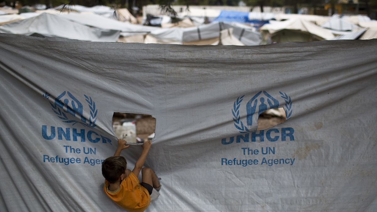 Az ENSZ menekültügyi hivatalának jele a görögországi Ritszóna tábor ponyváján