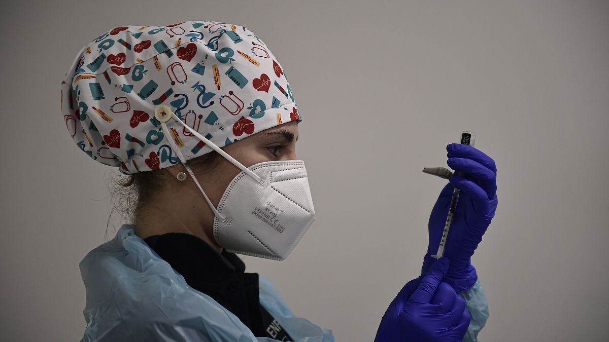 Una enfermera dispuesta a vacunar contra la COVID-19 en España