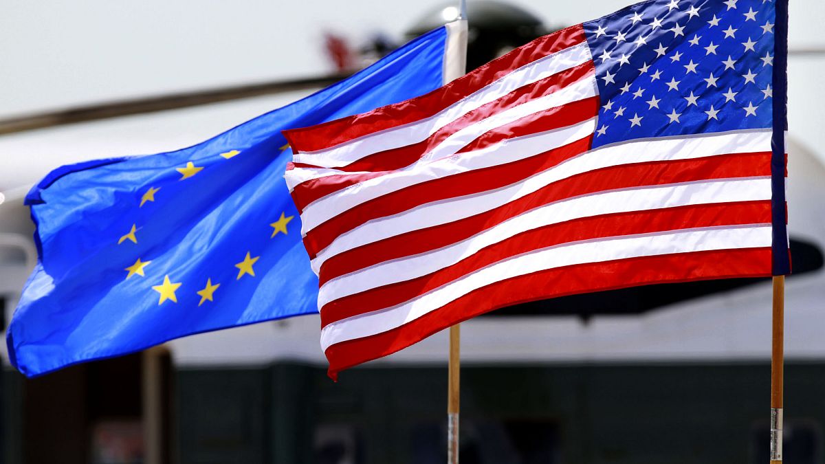 العلم الأمريكي وعلم الاتحاد الأوروبي