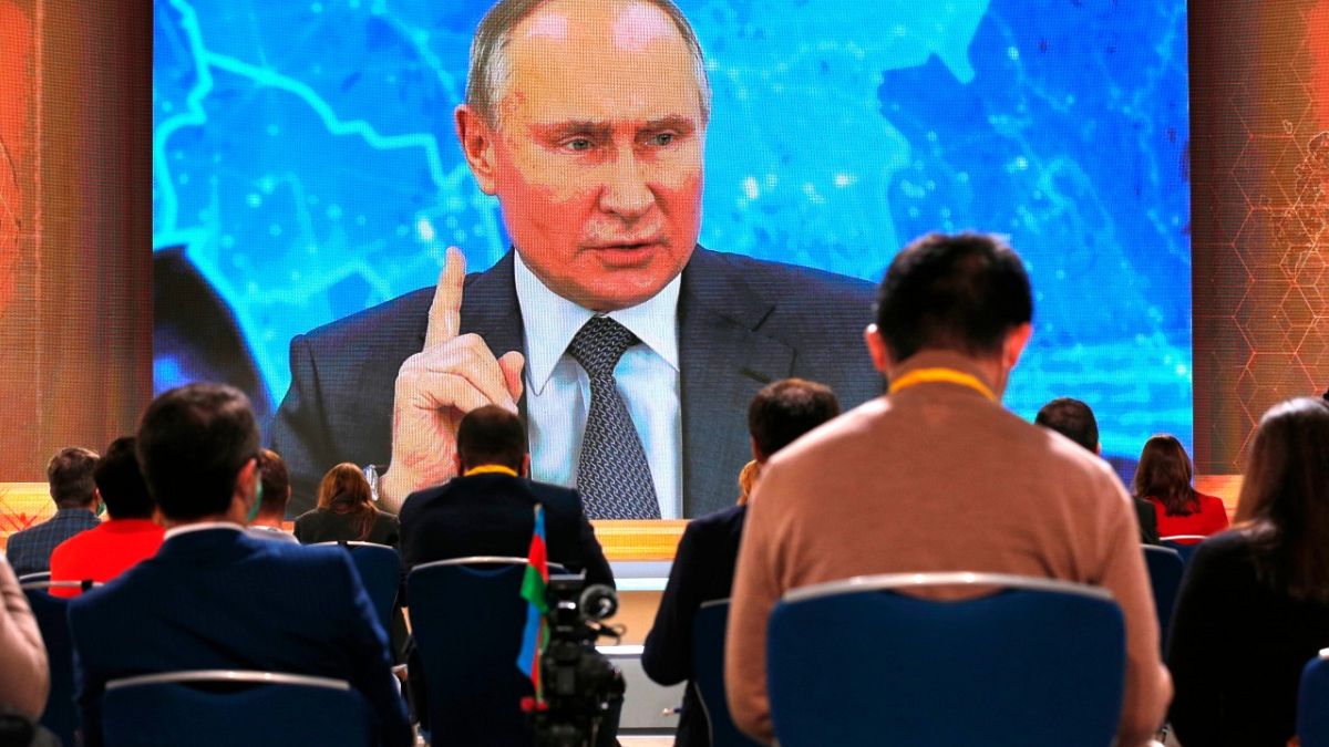 الرئيس الروسي فلاديمير بوتين وهو يتحدث عبر مكالمة فيديو خلال مؤتمر صحفي في موسكو، روسيا
