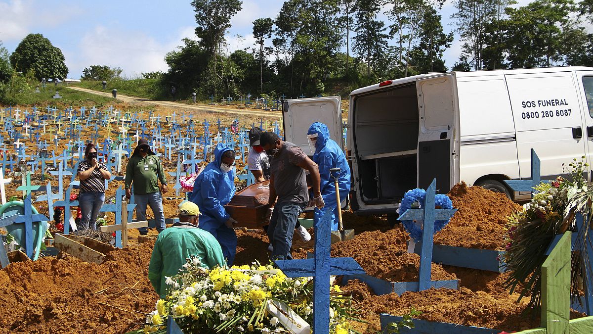Une victime de plus enterrée au cimetière de Nossa Senhora Aparecida à Manaus - partie amazonienne du Brésil -, le 6 janvier 2021
