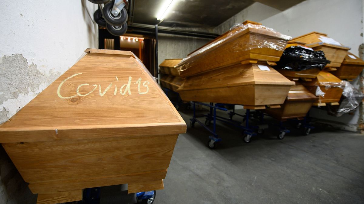 Almanya'da Covid-19'dan hayatını kaybedenlerin konulduğu tabutların üzerine 'Covdi-19' yazılıyor.