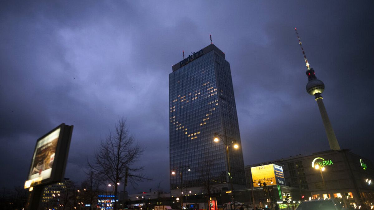 Ablakokból formázott szív egy berlini hotel falán