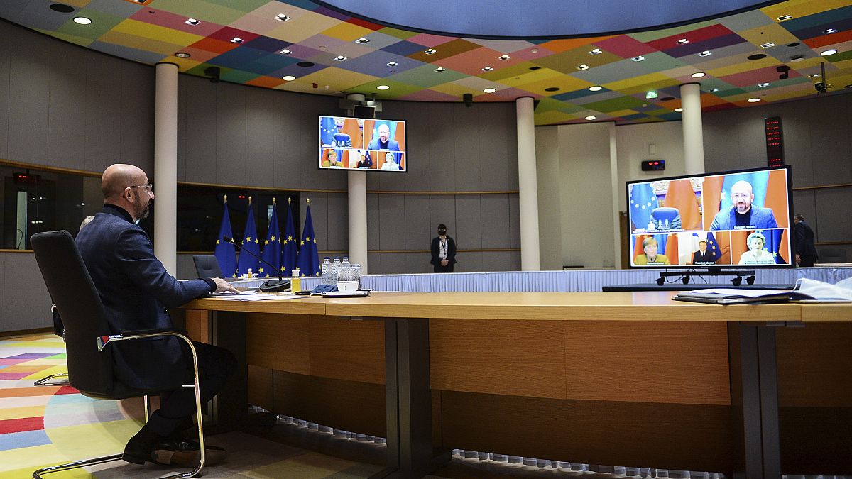 رئيس المجلس الأوروبي ورئيسة المفوضية الأوروبية والمستشارة الألمانية و الرئيس الفرنسي إيمانويل ماكرون خلال اجتماع بتقنية الاتصال المرئي في  ٣٠ ديسمبر2020 