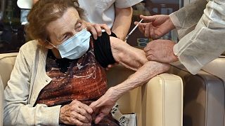 Die 91jährige Denise Wayaffe aus der belgischen Provinz Luxemburg wird geimpft