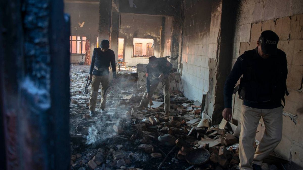 Pakistan'da geçtiğimiz hafta yakılıp yıkılan Hindu tapınağından bir kare.
