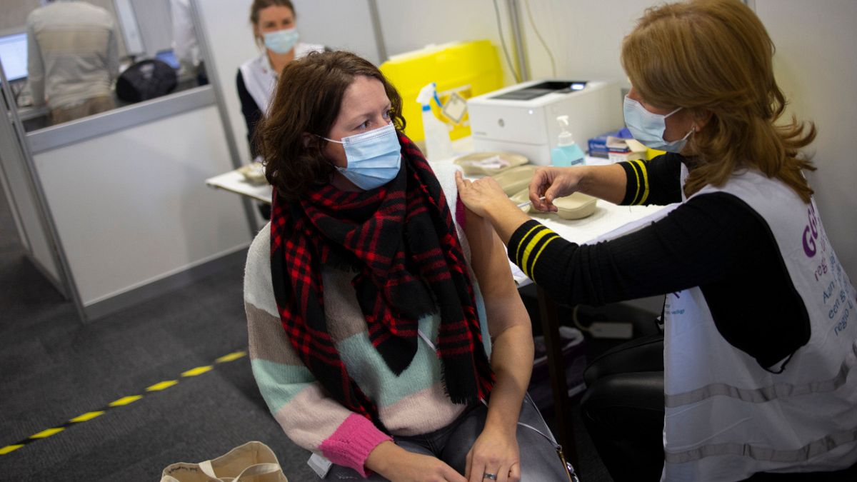 Hollanda'da sağlık çalışanlarına Pfizer/BioNTech aşısı vurulmaya başlandı