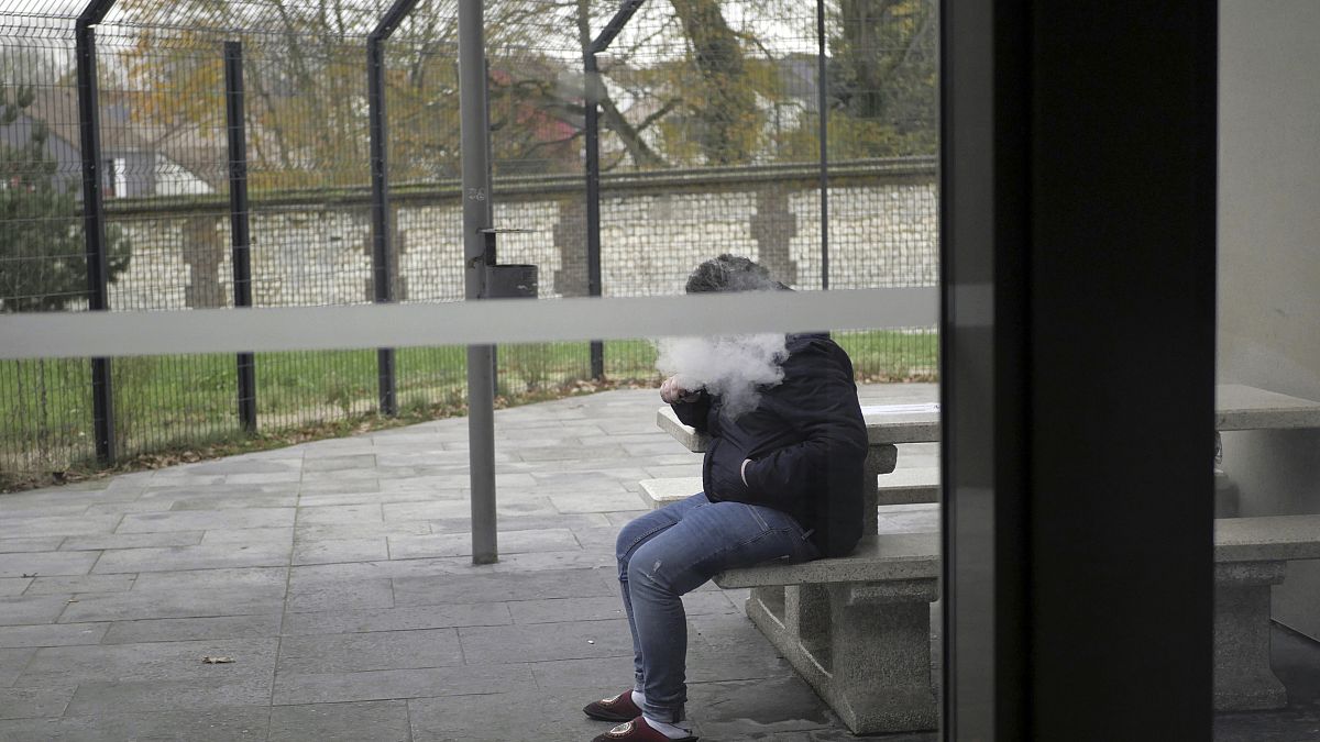 فرنسية تدخن سيجارة إلكترونية في مستشفى روفراي للأمراض النفسية في روان غرب فرنسا.