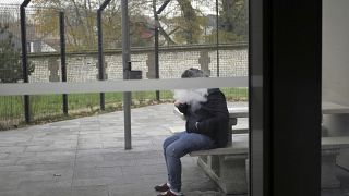 فرنسية تدخن سيجارة إلكترونية في مستشفى روفراي للأمراض النفسية في روان غرب فرنسا.