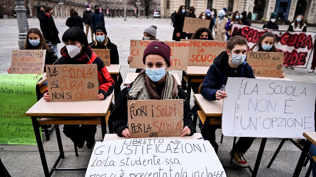 Italie : des élèves et des profs veulent retourner en classe (et ils le font savoir)