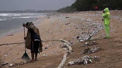 شاهد: متطوعون يعملون على إزالة اطنان من القمامة المكومة على شاطئ في بالي