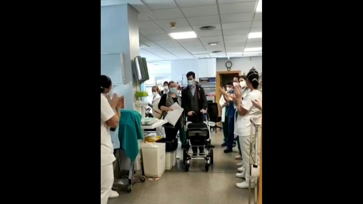 طاقم التمريض في مستشفى في فالينسيا الإسبانية يصفق لرضيع شفي من كوفيد-19