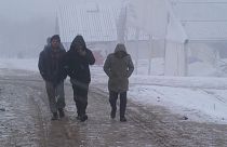 شاهد: نقل مهاجرين في البوسنة إلى خيام أكثر دفئا بسبب سوء أحوال الطقس