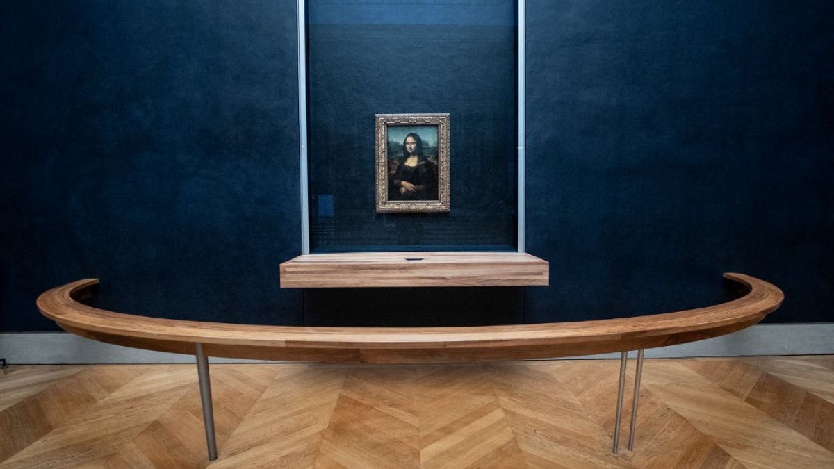 Le célèbre tableau "La Joconde", que des millions de visiteurs viennent d'ordinaire photographier, dans le musée parisien du Louvre, le 08/01/2021