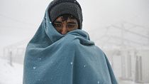 Migrantes na Bósnia esperam por tendas na neve