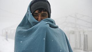 En Bosnie, les migrants de l'ancien camp de Lipa grelottent en attendant un abri