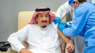العاهل السعودي الملك سلمان بن عبد العزيز آل سعود يتلقي الجرعة الأولى من اللقاح المضاد لفيروس كورونا المستجد، 