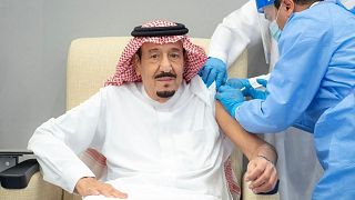 پادشاه عربستان در حال تزریق واکسن