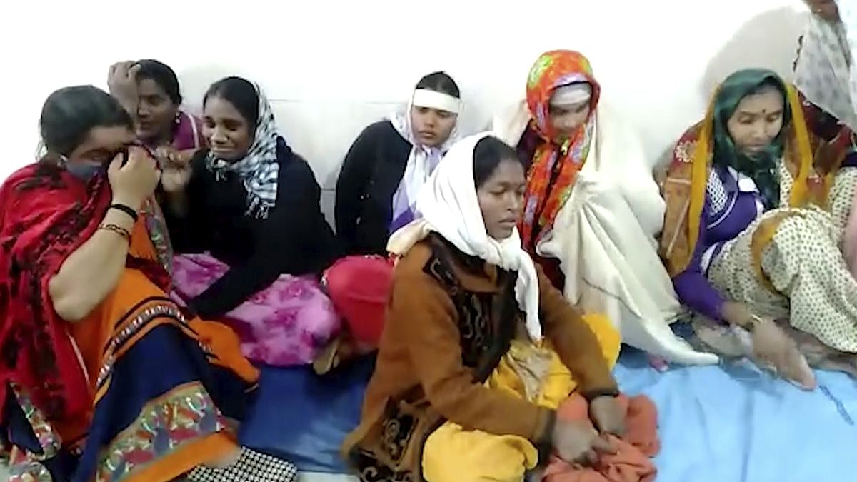 صورة من فيديو مصور لسيدات يبكين بعد حريق اندلع في مستشفى هندي