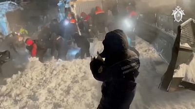 Des secouristes russes à la recherche de victimes après une avalanche
