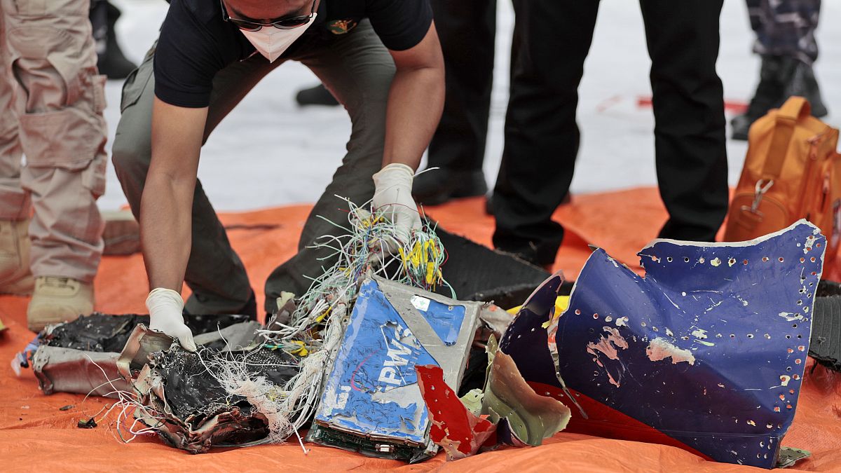 Accident d'avion en Indonésie : des débris de l'appareil retrouvés en mer