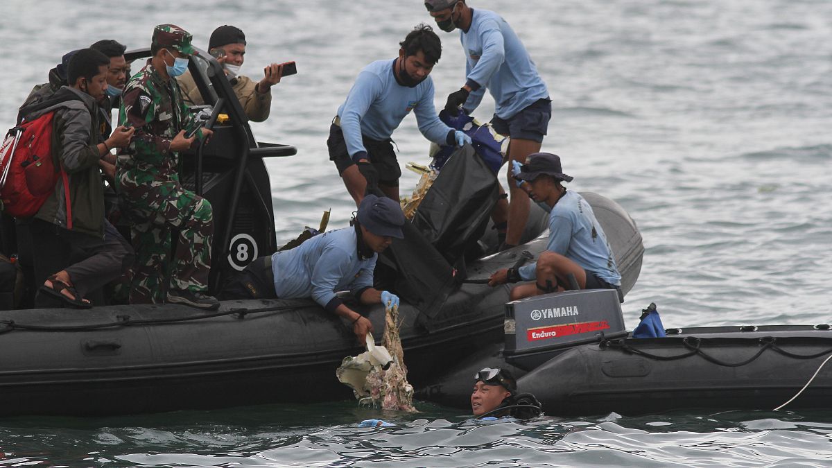 Endonezya’da düşen yolcu uçağına ait olduğu düşünülen parçalar denizden çıkarıldı