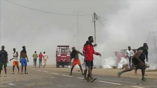 L'évacuation de l'aéroport de Douala divise