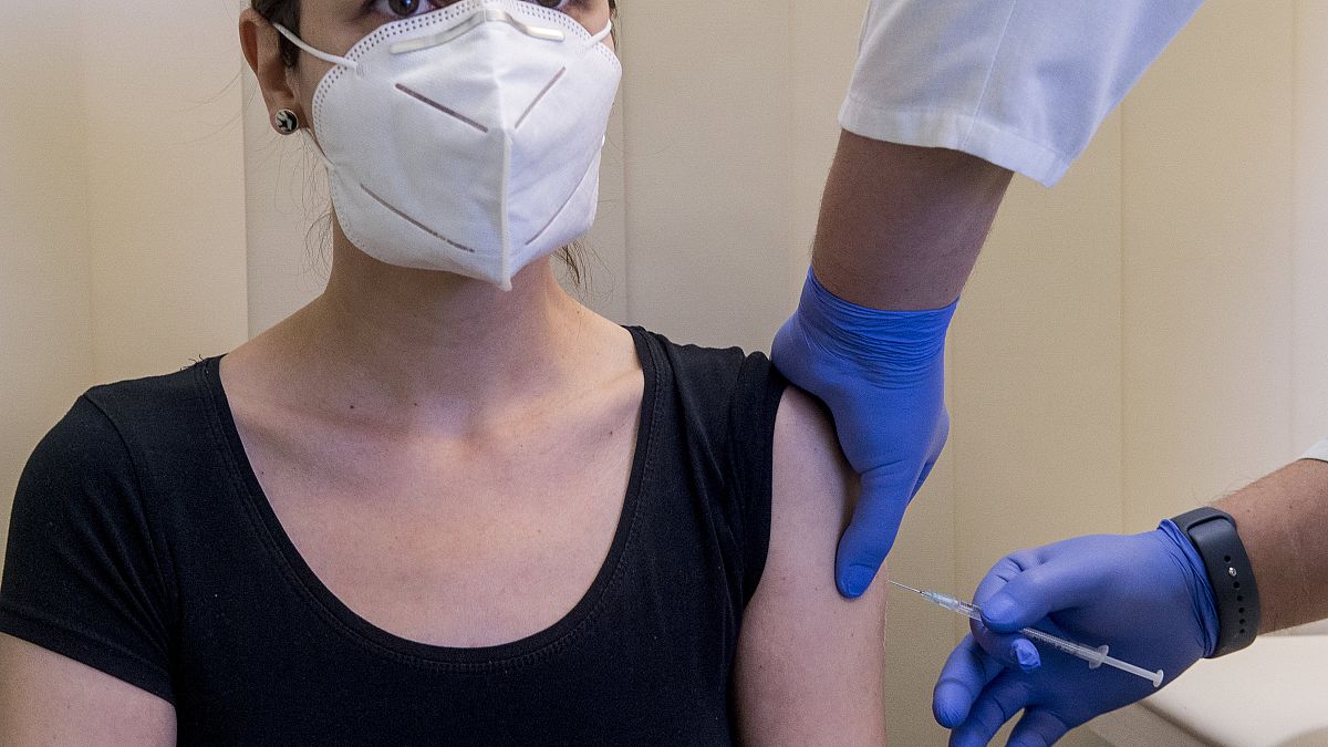 Megkapja a Pfizer-BioNTech koronavírus elleni vakcináját egy dolgozó a Bács-Kiskun Megyei Oktatókórházban Kecskeméten 2021. január 9-én.