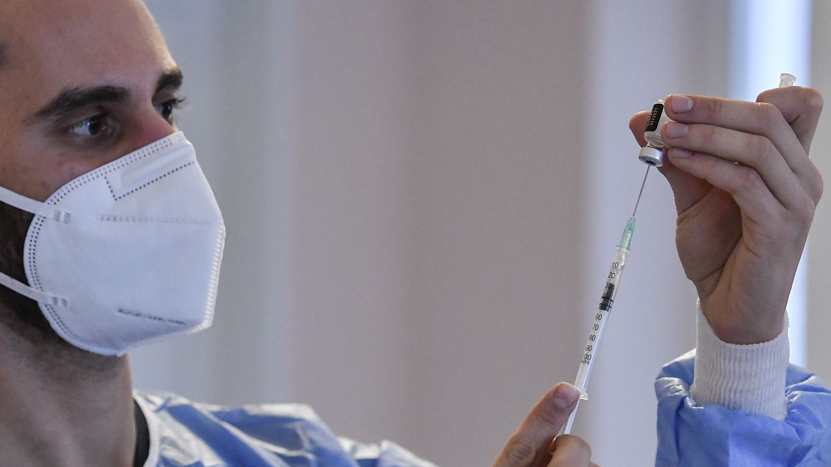 Νοσηλευτής ετοιμάζει το εμβόλιο κατά του κορονοϊού