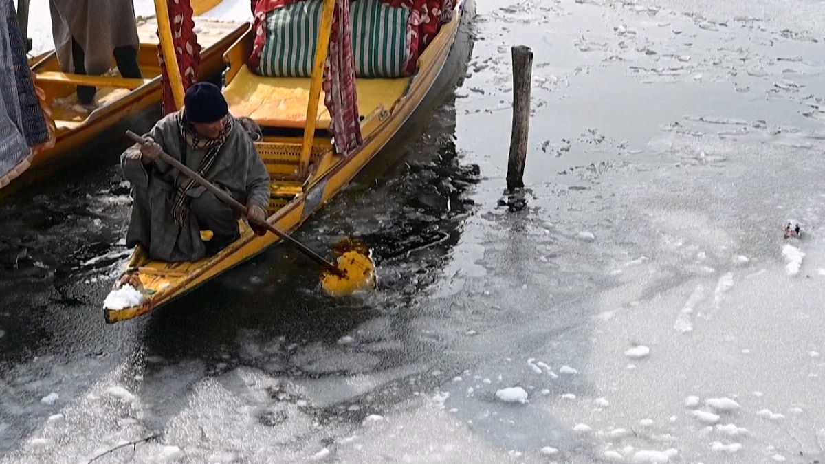 ویدئویی از دریاچه یخ بسته «دال» در شهر سرینگر هندوستان
