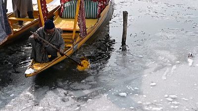 Au Cachemire, le lac Dhal partiellement gelé