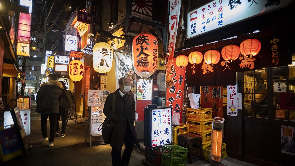 Tokió egy éttermekkel zsúfolt, de jelenleg vendégek nélküli utcája 2020. január 7-én