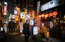 Tokió egy éttermekkel zsúfolt, de jelenleg vendégek nélküli utcája 2020. január 7-én