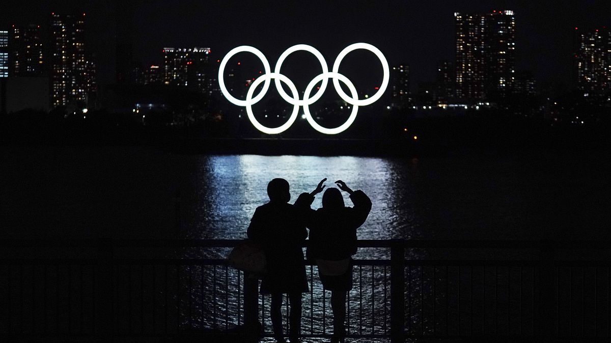 Japonya'nın başkenti Tokyo'da Olimpiyat Oyunları amblemi