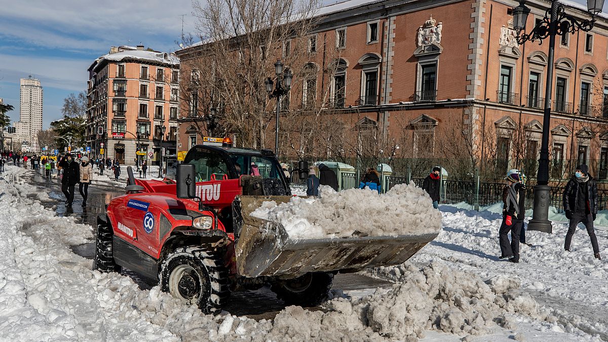 Una gran parte del centro de la Península española, incluyendo la capital, está despejando lentamente la nieve después de la peor borrasca de la historia reciente del país.