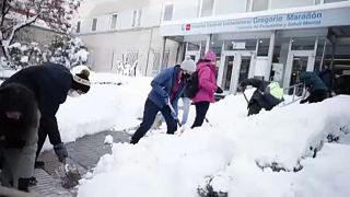 Militares e voluntários limpam a neve em Madrid