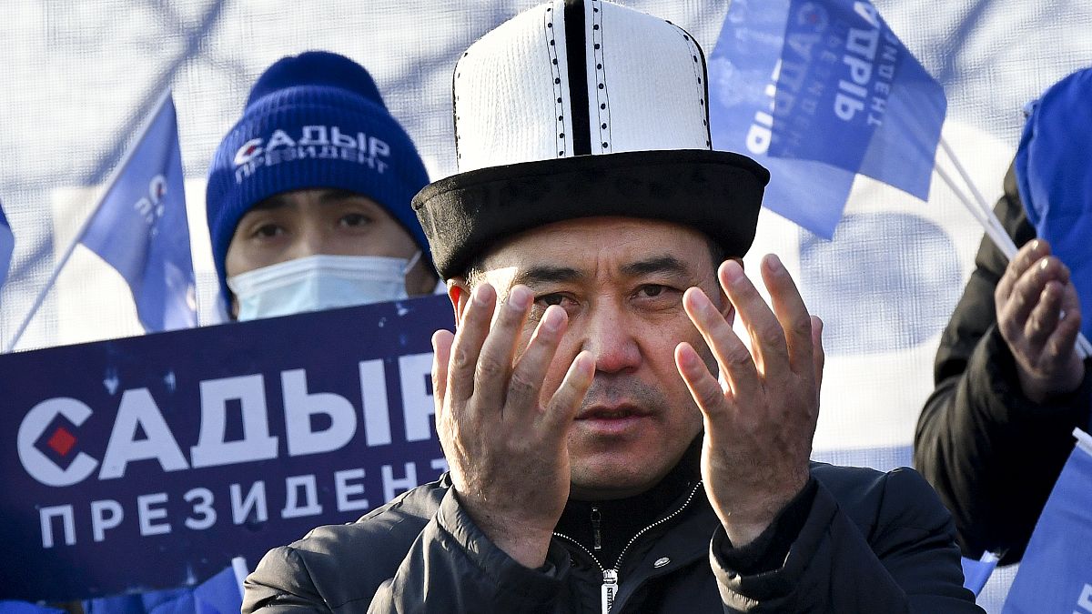Садыр Жапаров на митинг в Бишкеке 8 января. 