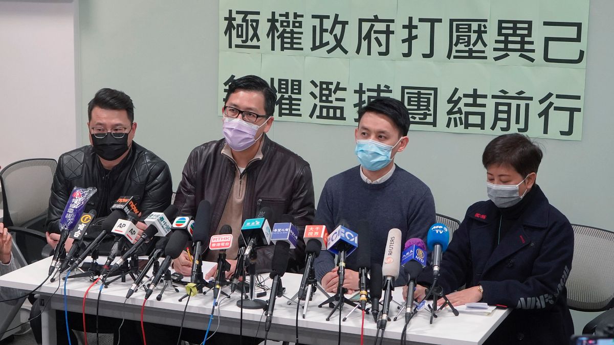 Hong Kong'da tutuklandıktan sonra kefaretle serbest kalan siyasiler