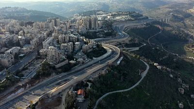 شاهد: خلو طريق القدس السريع في إسرئيل جراء إغلاق فرضته كورونا