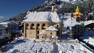 L'église de Carnia dans la province d'Udine en Italie recouverte de neige