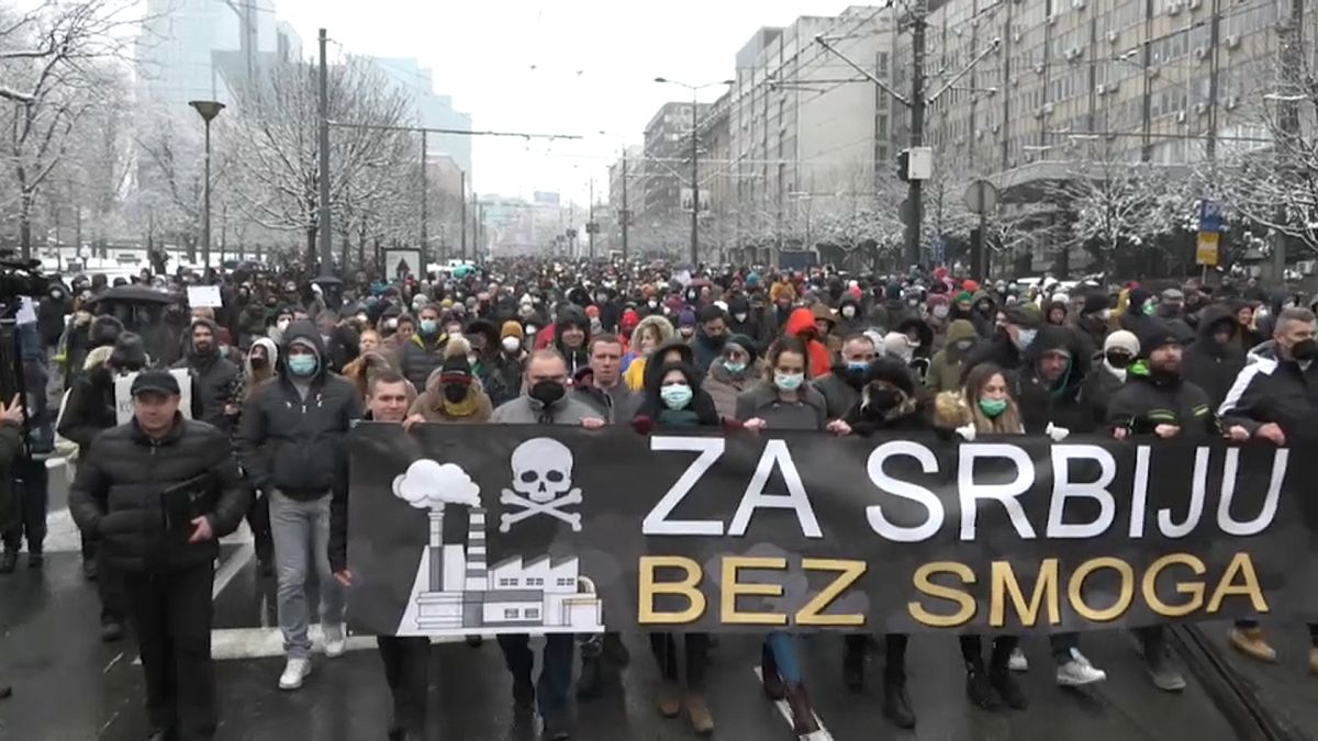 Wintersmog liegt derzeit wie eine Glocke über Belgrad. Die Demonstrierenden machten trotzdem ihrem Ärger Luft