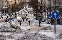 Gente caminando por una calle de Madrid cubierta de nieve (10/01)