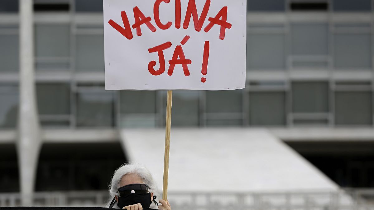 "Вакцину прямо сейчас!" - гласит надпись на плакате одной из манифестанток
