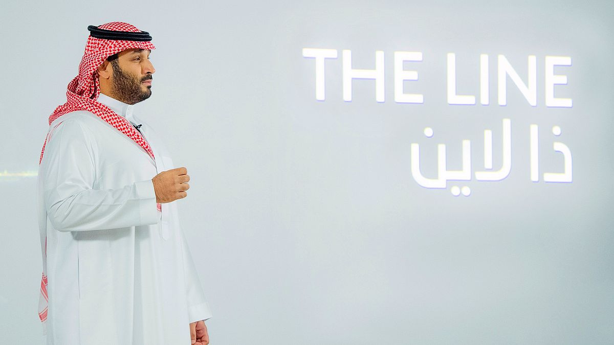 ولي العهد السعودي الأمير محمد بن سلمان يطلق مشروع الخط، المدينة الخضراء التي يمكن أن تستوعب حوالي مليون شخص، في نيوم.