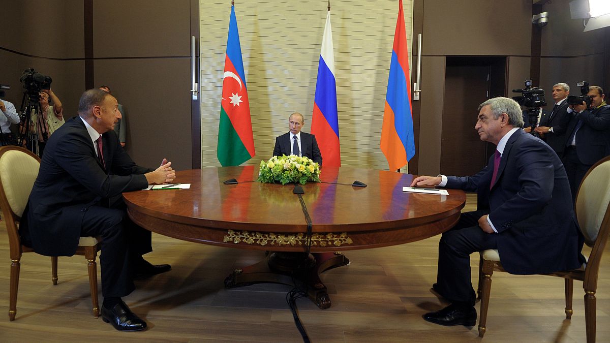 صورة من الأرشيف تجسم اللقاء الثلاثي بين قادة أرمينيا وأذربيجان برعاية روسية في سوتشي.2014/08/10